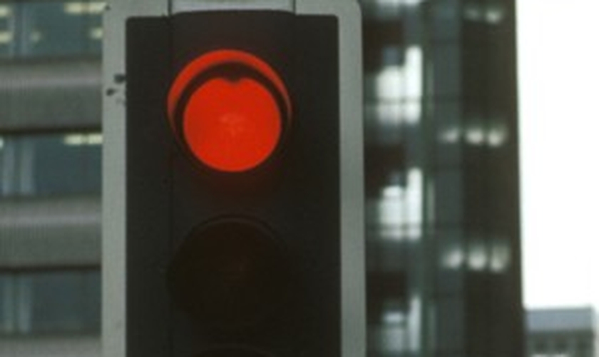 Ultrapassar o sinal vermelho irá render prisão a motoristas na Arábia Saudita