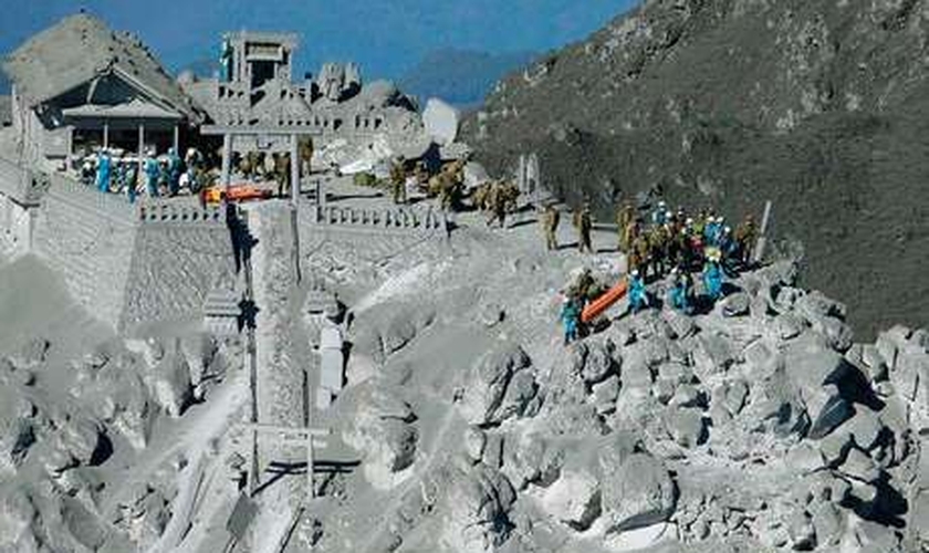 Soldados e policiais japoneses preparam operação de resgate perto do cume do monte Ontake