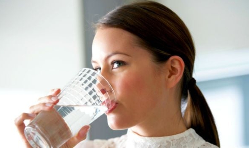 Dica para beber a quantidade indicada de água sem sofrer