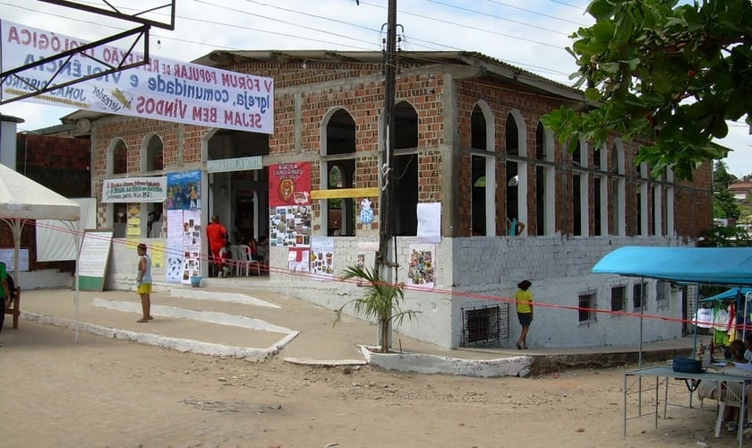 Uma igreja sem portas e janelas