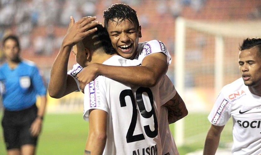 Só alegria: zagueiro David Braz comemora um de seus gols no Pacaembu