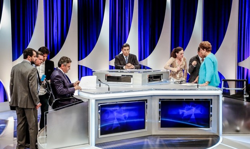 Os candidatos à Presidência da República Aécio Neves (PSDB) e Dilma Rousseff (PT) durante intervalo de debate presidencial em São Paulo (SP) 