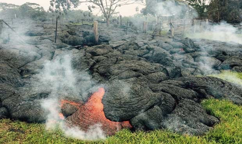 Lava do vulcão Kilauea avança 10 m/h e ameaça casas no Havaí. (