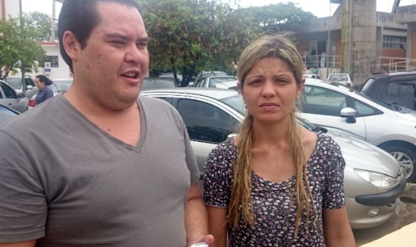 Fernanda e o irmão em frente ao hospital nesta quarta-feira (5) (Foto: Jomar Bellini / G1)
