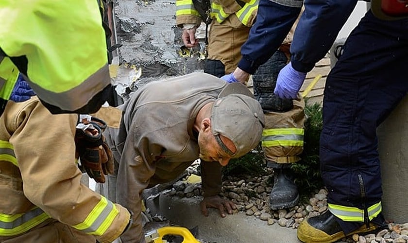 Homem é retirado de vão entre duas paredes em loja de departamento no Colorado, nos Estados Unidos, nesta terça-feira (11) (Foto: Lewis Geyer/AP Photo/The Daily Times Call)