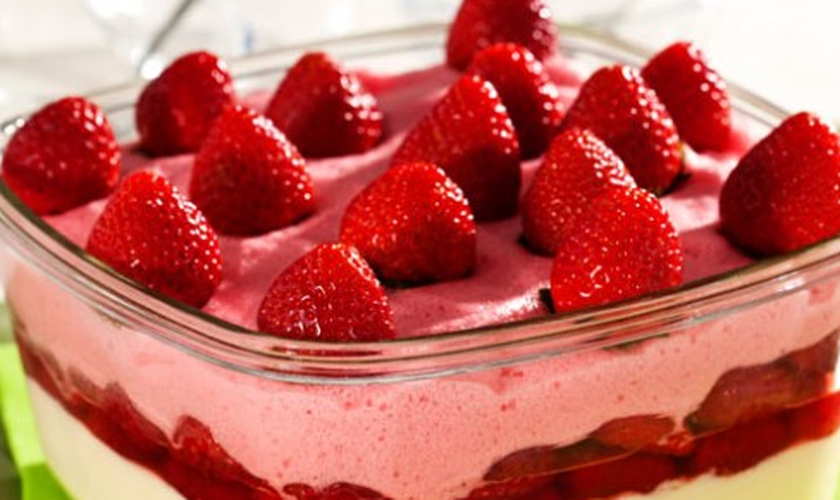 Gelatina ao creme de morangos