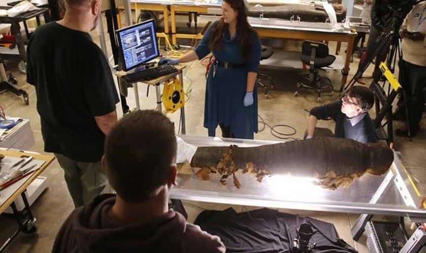 Equipe do Museu Field, de Chicago, trabalha para conservar múmia de 2.500 anos (Foto: AP Photo/Charles Rex Arbogast)