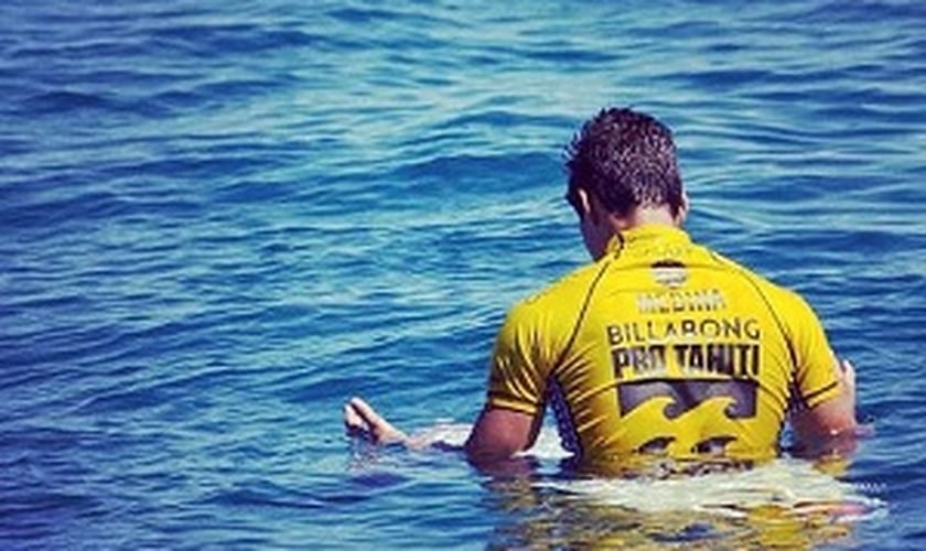 "Eu só quero agradecer a Deus", diz Gabriel Medina ao vencer o Circuito Mundial de Surfe (WCT)