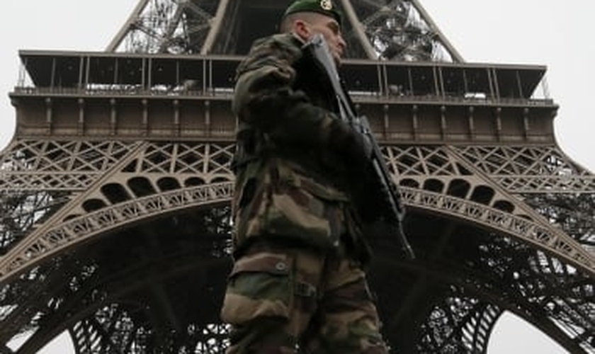 Soldado francês vigia o entorno da Torre Eiffel