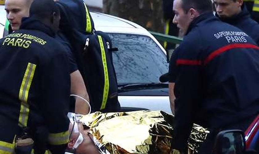 Equipes de socorro ajudam vítimas de ataques terroristas na França