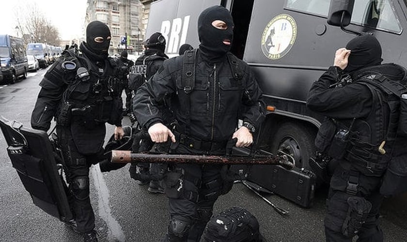 Polícia francesa preparada para invadir o cativeiro