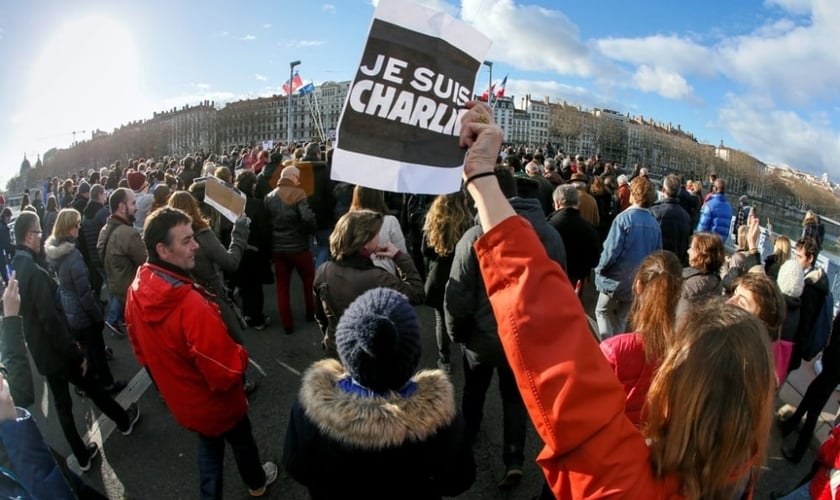 Manifestantes protestam na "Marcha pela Liberdade", nas ruas de Lyon, como ato de solidariedade às vítimas do ataque terrorista na França.