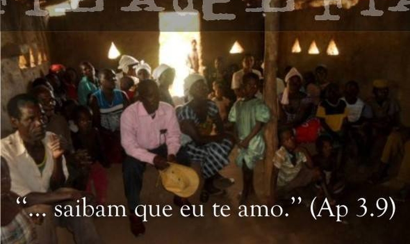 Culto realizado em humilde igreja africana