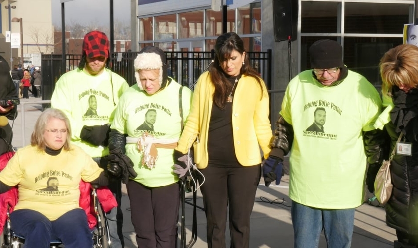 Grupo ora pela libertação de Saeed Abedini, em frente a Boise Universitty