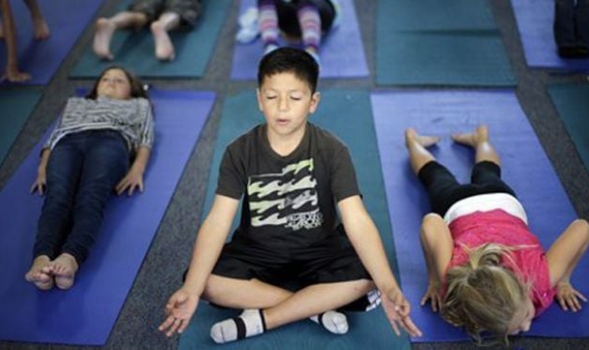 Uma escola pública na Califórnia, que incluiu em sua grade de ensino uma aula de ioga para que os alunos "se curvem ao deus do sol", está em processo perante o Tribunal de Apelações.