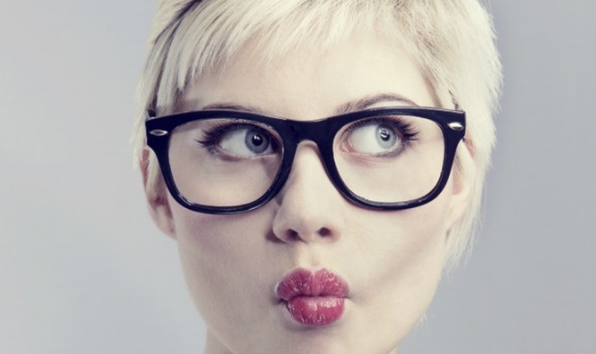 Dicas de maquiagem para valorizar o rosto de quem usa óculos