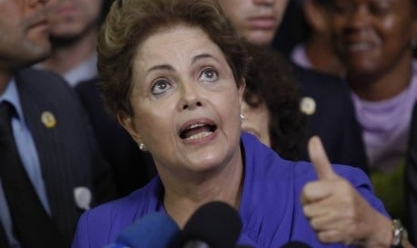 Dilma Rousseff é suspeita de usar de manobras políticas para ajudar Lula a se livrar das investigações da Operação Lava Jato.