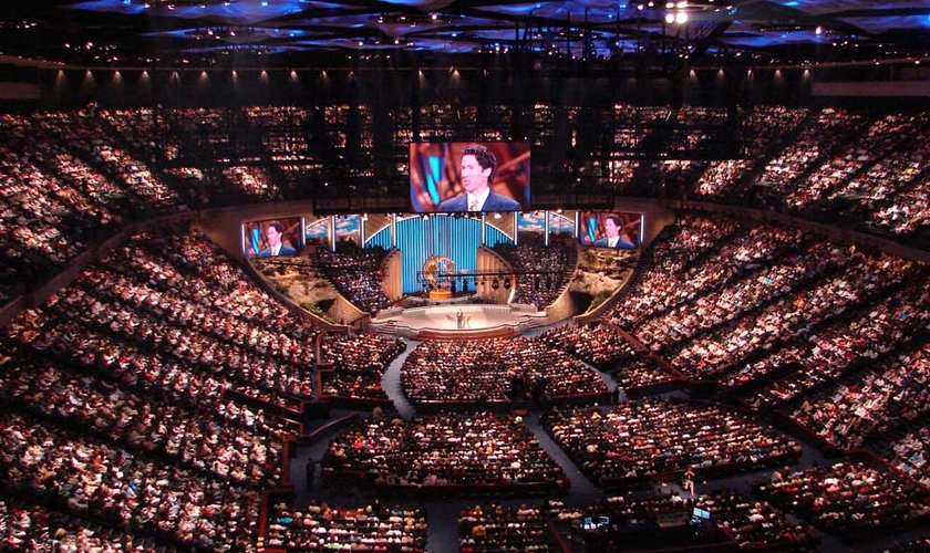 Mega-igreja nos Estados Unidos, reunindo milhares de fiéis. (Reprodução/ Juicy Ecumenism)