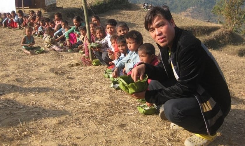 Pastor Lazrus Rasaily trabalha atualmente prestando apoio financeiro e espiritual a crianças em situação de risco e suas respectivas famílias no Nepal.