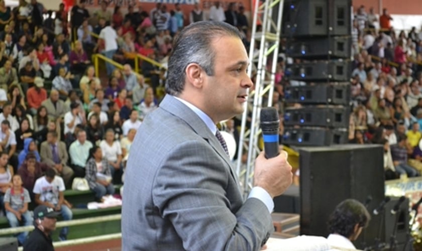 Pastor Roberto de Lucena durante pregação. (Divulgação/ Roberto de Lucena)