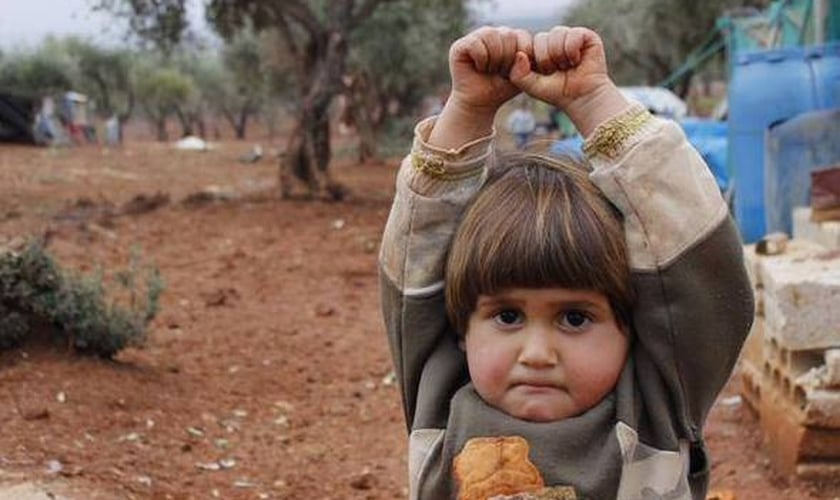 Criança síria se rende em foto
