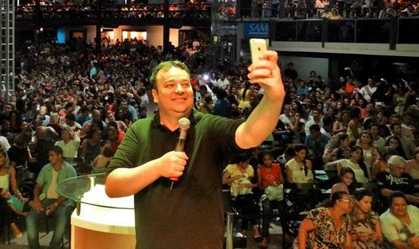 O pastor Junior Santos idealizou o "Culto Selfie", a fim de atrair os jovens.