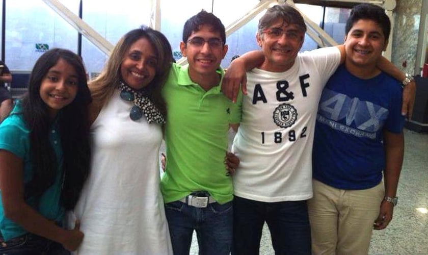 Missionária Juvânia Soares junto à sua família, em visita ao filho Samuel Soares, que atualmente estuda na Universidade Batista de Dallas.