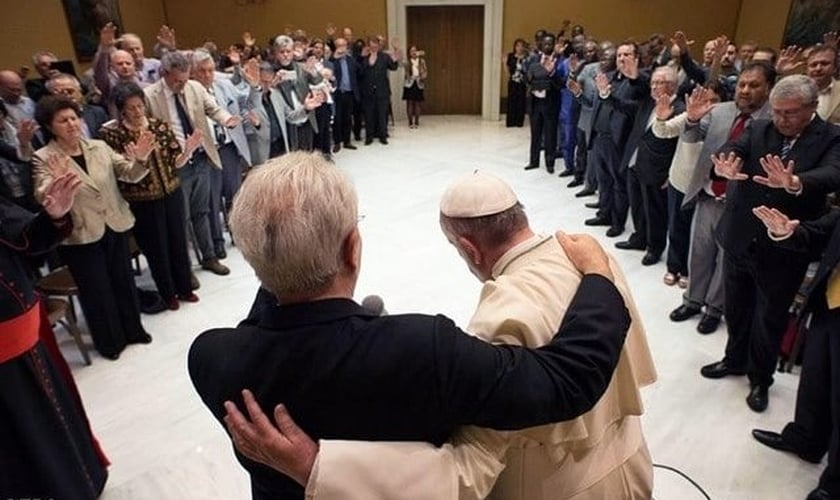 Papa Francisco abraça o pastor Giovanni Traettino, durante o encontro no Vaticano. (Foto: Rádio Vaticano)