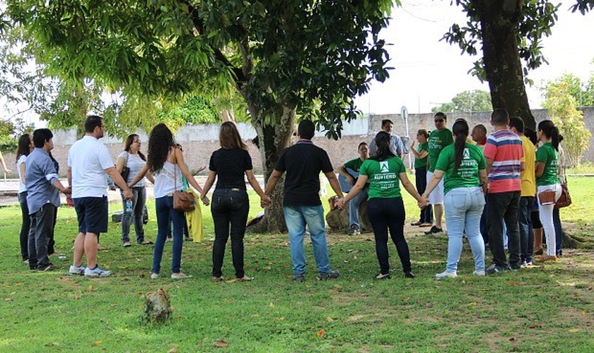 Grupo faz oração em frente a escola de Manaus onde é realizada prova da OAB. ( Suelen Gonçalves/G1AM)