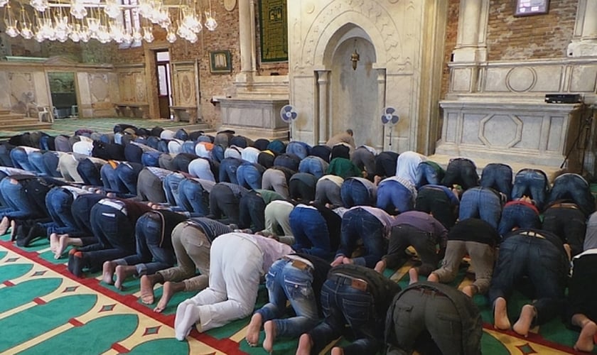 Homens muçulmanos participaram das orações de sexta na mesquita "convertida". (AP Photo/Luigi Costantini)