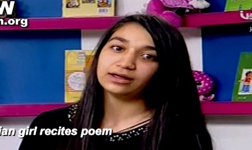 A menina recita poemas que incitam ódio à Israel para o público infantil.