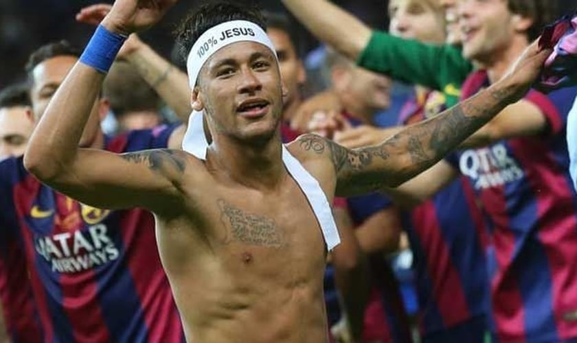 Neymar Jr. usa a faixa com a expressão '100% Jesus' na cabeça e a imagem repercute em sites e jornais de todo o mundo. (Foto: Record)