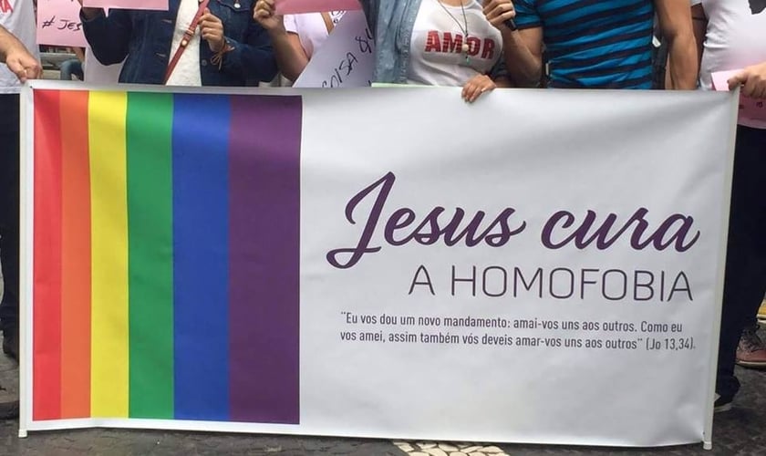 Cristãos exibem faixa 'Jesus cura a homofobia' na Parada Gay