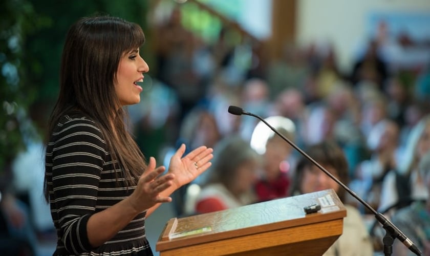 Esposa do Pastor Saeed, Naghmeh Abedini fala sobre liberdade religiosa em um evento, nos EUA.