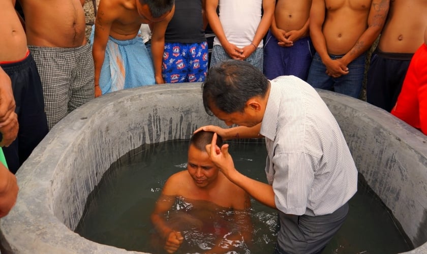 46 prisioneiros na Índia foram batizados e renderam suas vidas a Jesus Cristo durante todo o ano.