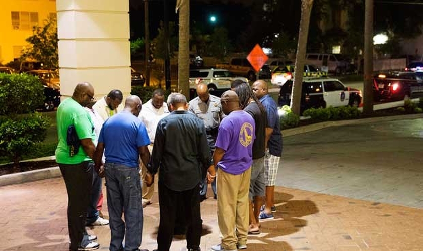 Grupo se reúne para orar após tiroteio em igreja. (David Goldman/AP)