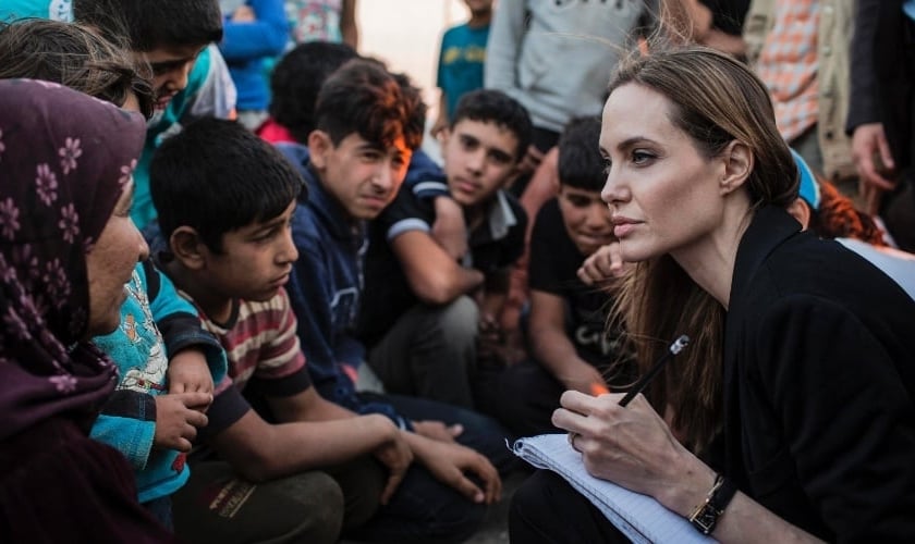 Angelina Jolie em campo de refugiados