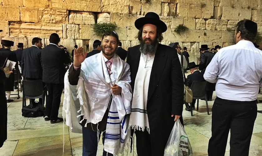 Ap. Joel Engel esteve no Muro das Lamentações, durante viagem à Israel. (Divulgação)