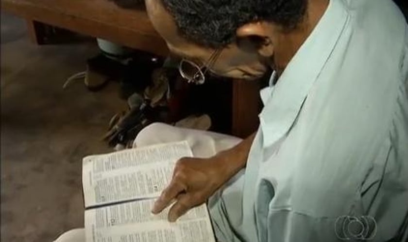 Um único livro que consegue despertar a leitura do idoso: a Bíblia. (TV Anhanguera)