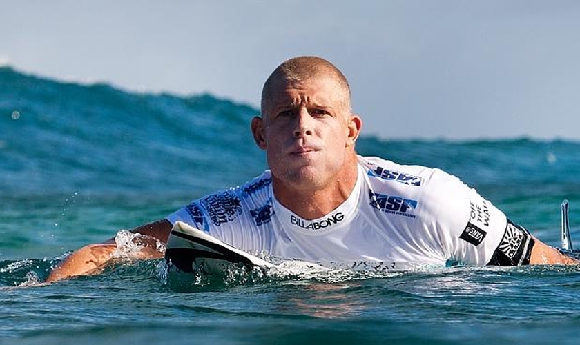 O australiano Mick Fanning foi atacado por dois tubarões em plena final de campeonato. 
