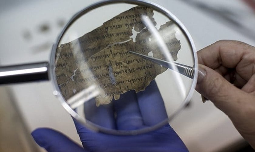 Trechos da Bíblia em pergaminho carbonizado que resistiu por 1.500 anos. (Foto: Daily Mail)