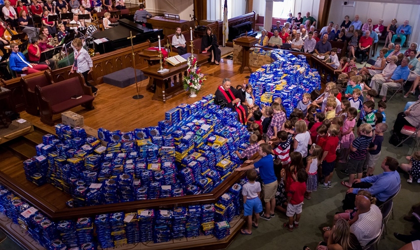 Primeira Igreja Metodista Unida de Alpharetta recolheu 5,6 toneladas de Oreo. (Foto: Nelson Wilkinson/ Patriotic Sunday)