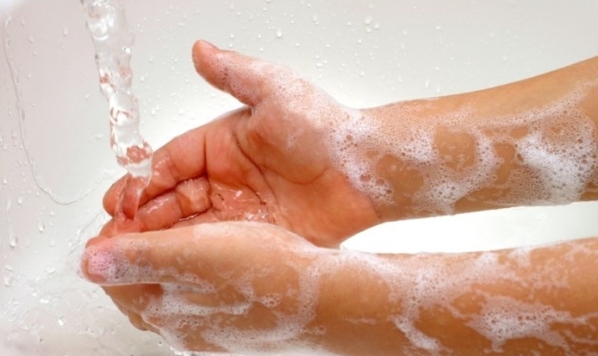 Lavando as mãos 