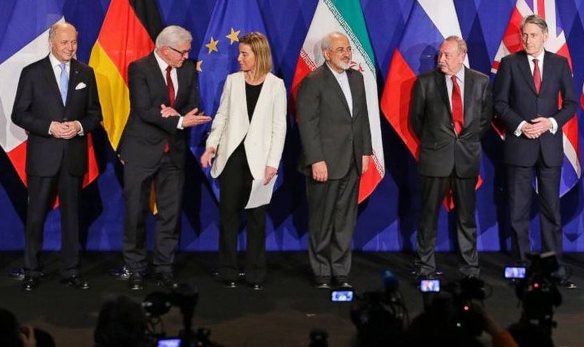 Representantes do Irã e potências ocidentais em celebração de acordo nuclear.