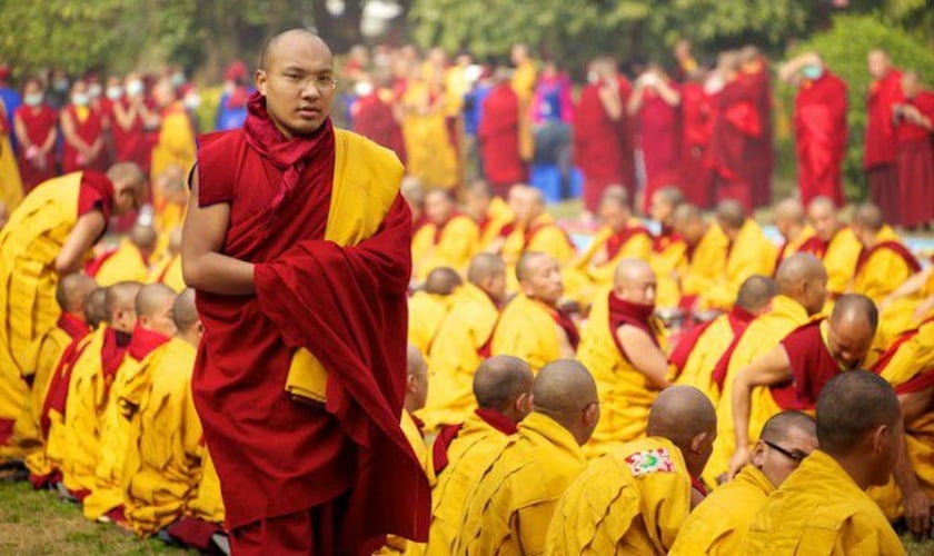 Budistas se reúnem do lado de fora de um templo no Tibet