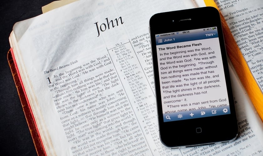 O aplicativo permite que os usuários enviem mensagens de forma anônima, além de terem acesso a downloads de conteúdos bíblicos e programas programas cristãos da SAT-7. (Foto: Reprodução)