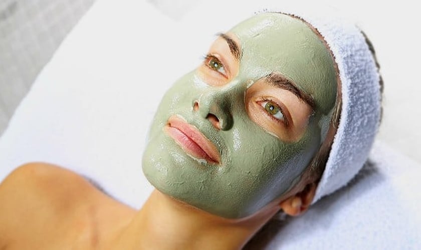 Dermatologista ensina a usar argila verde, ideal para remover cravos e  espinhas do rosto - Guiame