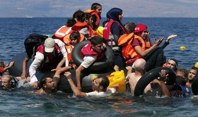 Sírios e afegãos resgatados após embarcação que levava cerca de 100 pessoas naufragar nas proximidades da ilha grega. (Foto: Alkis Konstantinidis/Reuters)