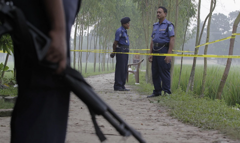 Agentes de segurança de Bangladesh no local onde o cidadão japonês Kunio Hoshi foi morto. (Foto: Washington Post)