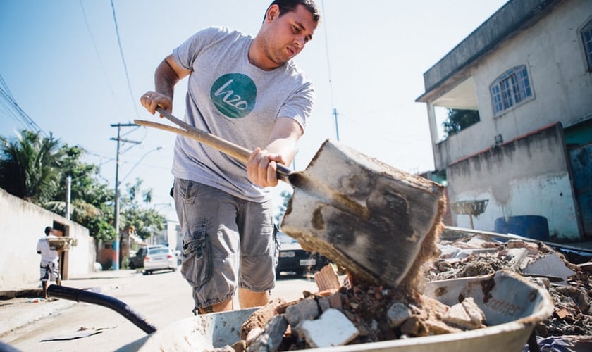 Voluntário participa de multirão de reforma em comunidade carente do Rio de Janeiro. (Foto: Reprodução/ H2O)